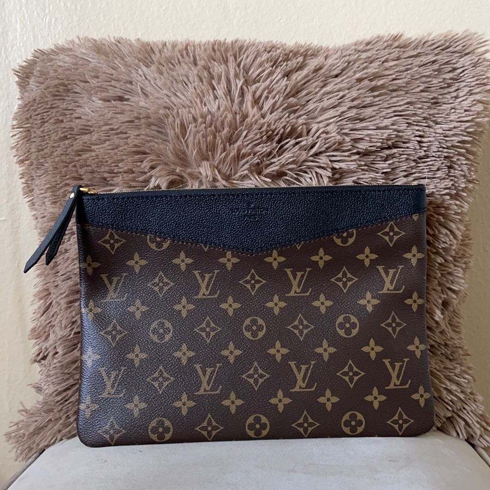 Louis Vuitton Daily Pouch - Black